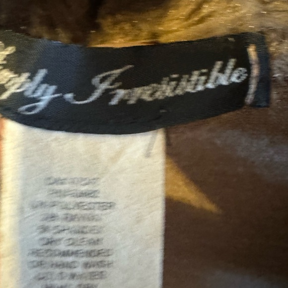 Simply Irresistible light and soft poncho - Picture 4 of 6